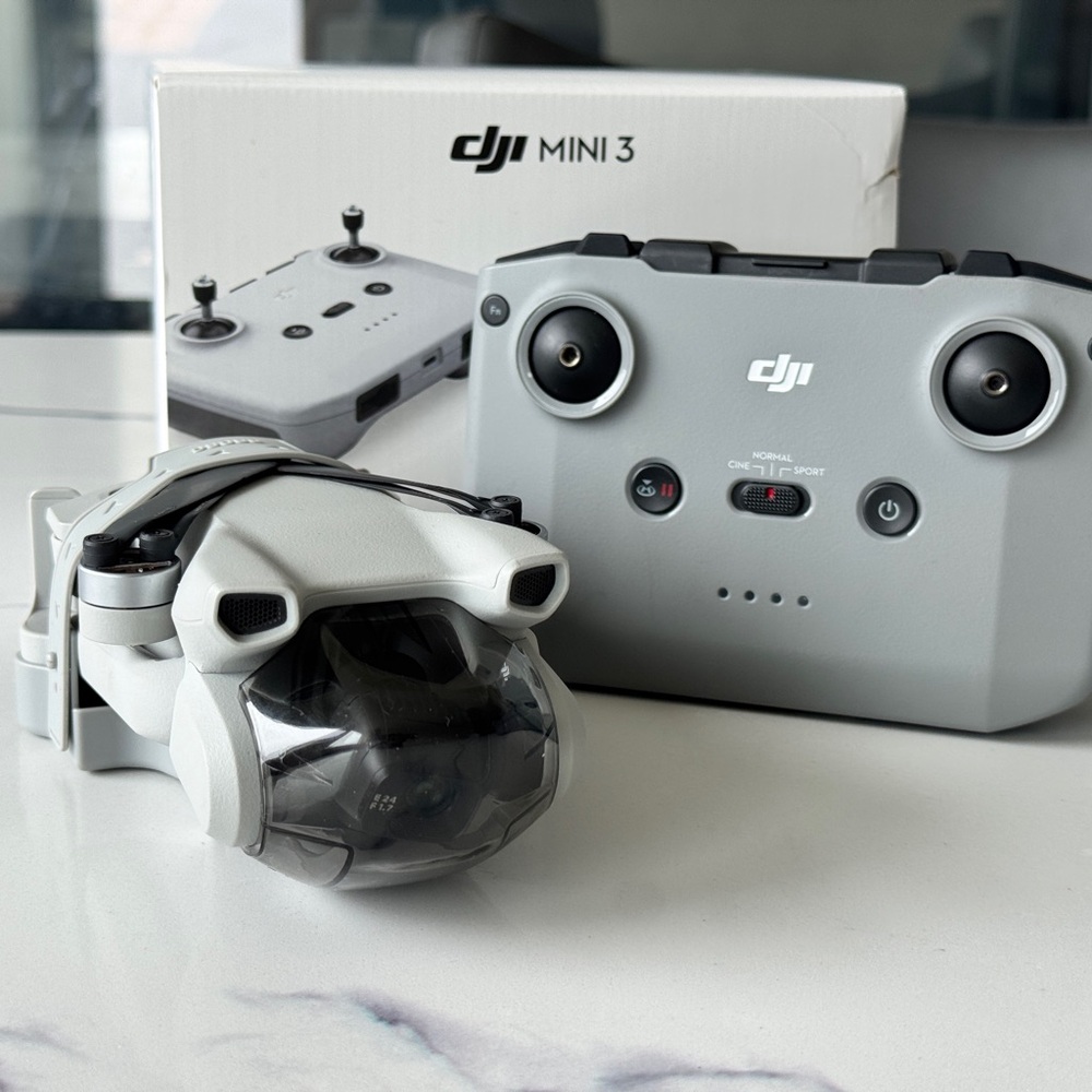 DJI Gray and White VR Headset and Controller